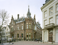 117413 Gezicht op de voormalige Sociëteit Sic Semper (Trans 19) te Utrecht, vanaf de Pausdambrug, op de hoek met de ...